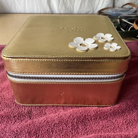 Marc Jacobs Daisy cosmetic travel bag gold large deep zipped cubic box 7" x 7" - Picture 4 of 7
